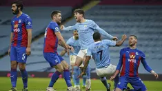 Bek Manchester City, John Stones (tengah) berselebrasi usai mencetak gol ke gawang Crystal Palace pada pertandingan lanjutan Liga Inggris di Stadion Etihad, Senin (18/1/2021). Stones mencetak dua gol dan mengantar City menang telak atas Crystal Palace 4-0. (AP Photo/Dave Thompson, Pool)