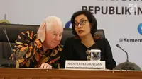 CEO Freeport McMoran Richard Adkerson (kiri) berbincang dengan Menkeu Sri Mulyani (kanan) ketika menggelar jumpa pers di Jakarta, Selasa (29/8). Freeport Indonesia menyatakan siap melakukan divestasi sahamnya hingga 51% (Liputan6.com/Angga Yuniar)