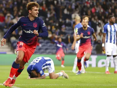 Pemain Atletico Madrid Antoine Griezmann melakukan selebrasi usai mencetak gol ke gawang FC Porto pada pertandingan sepak bola Grup B Liga Champions di Stadion Dragao, Porto, Portugal, 7 Desember 2021. Atletico Madrid menang 3-1. (AP Photo/Luis Vieira)