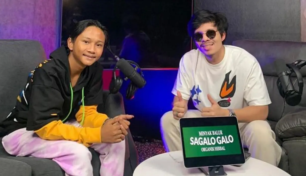 Atta Halilintar juga turut mengundang Fajar Sad Boy ke podcastnya. Topik pembahasan di podcast ini masih sama seputar kegalauan Fajar. Sosok Atta yang selalu merangkul orang lain terlihat jelas di podcast ini. (Liputan6.com/YouTube/AH)