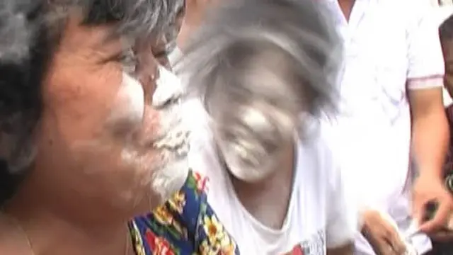 Gigit Koin Logam Dalam Tepung Meriahkan 17-an