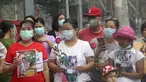 Warga membawa bunga mawar sebagai penghormatan kepada seorang guru yang tewas dalam protes kudeta militer di Yangon, Myanmar, Senin (1/3/2021).  Seorang guru perempuan tewas setelah polisi melemparkan granat setrum untuk membubarkan aksi protes yang digelar para guru di Yangon. (AP Photo)