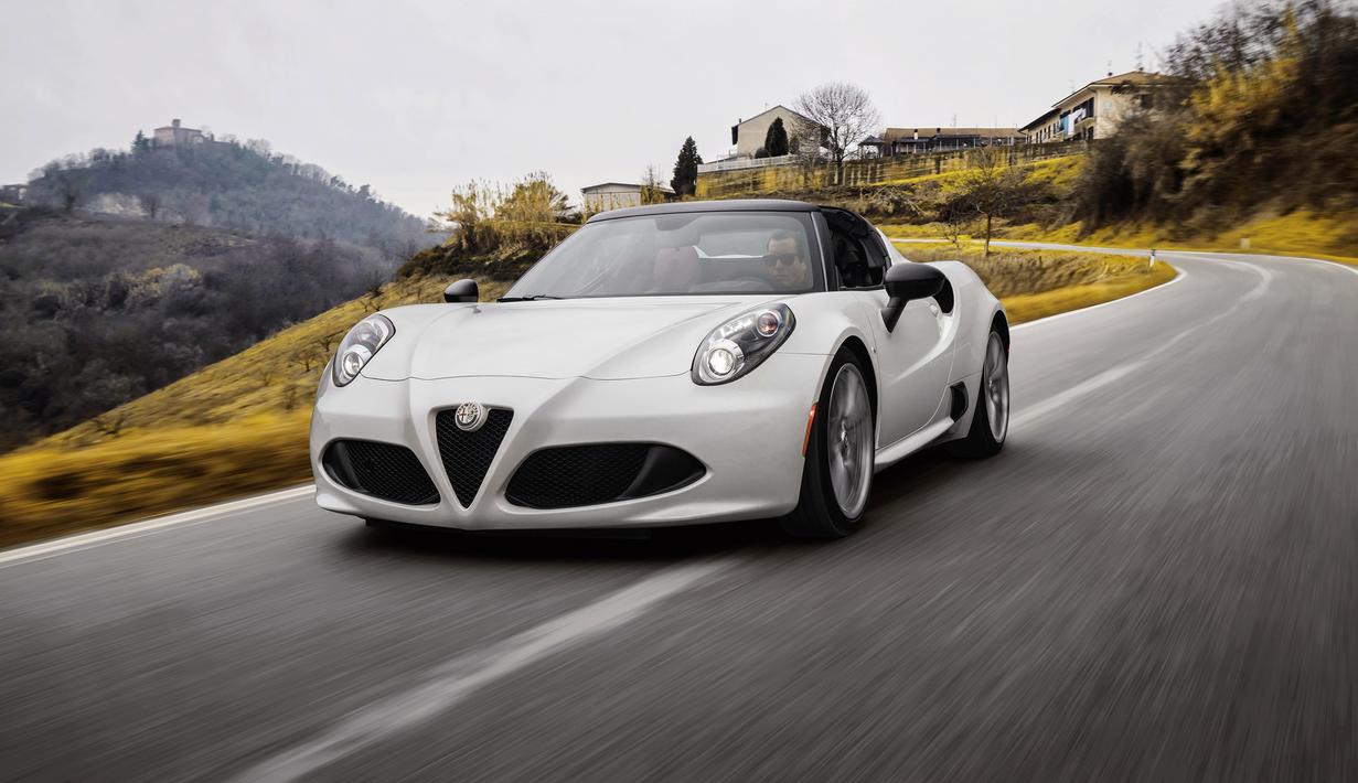 Alfa Romeo 4C: Kombinasi antara performa tinggi dan bobot yang ringan merupakan perpaduan sempurna dalam membuat sportscar. Mobil ini memiliki figur tenaga 237 Hp dari mesin empat silinder turbonya. Dengan bobot yang tidak sampai 1.200 kg, 4C dikenal sebagai "pocket rocket" karena gesit serta memiliki power to weight ratio yang baik. (Source: evo.co.uk)