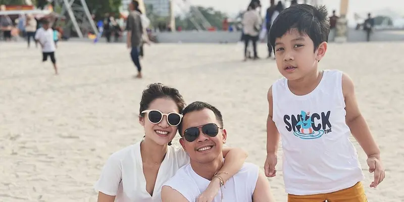 Potret Seru Rio Alief NOAH Bareng Vinessa Inez ke Pantai, Bak Liburan Keluarga