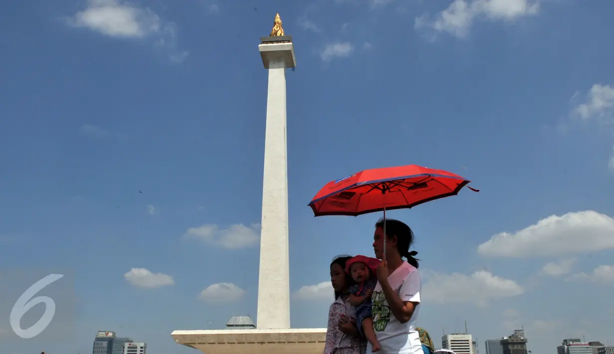 Warga menikmati liburan di Monumen Nasional atau Monas, Jakarta, Minggu (19/7/2015). Ikon kota Jakarta tersebut menjadi tempat wisata alternatif warga saat liburan lebaran. (Liputan6.com/Johan Tallo)