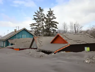 Abu vulkanik menutupi tanah dan rumah-rumah setelah gunung berapi Shiveluch meletus di desa Klyuchi di Semenanjung Kamchatka di Rusia, Rabu (12/4/2023). (AP Photo/Yury Demyanchuk)