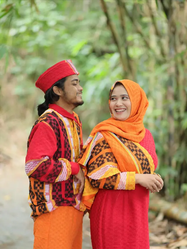 7 Potret Baju Couple Lebaran yang Terbuat dari Handuk, Hasil Keren