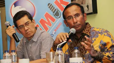 Direktur Eksekutif Indonesian Resources Studies (Iress), Marwan Batubara (kiri) dan Wakil Ketua Komisi VII DPR RI Fraksi Golkar Satya W Yudha saat diskusi bertajuk "Kontroversi Cilamaya" di Jakarta, Sabtu (28/3/2015). (Liputan6.com/Helmi Afandi)