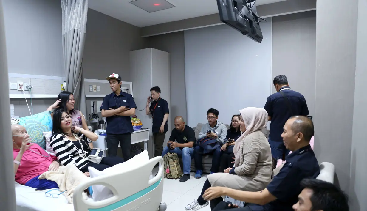 Tim dari Ajang Infotainment Awards 2017 bersama Yana Zein. Pada Infotainment Awards kali ini memberikan segmen khusus bagi Yana Zein yang tengah berjuang melawan kanker payudara. (Nurwahyunan/Bintang.com)