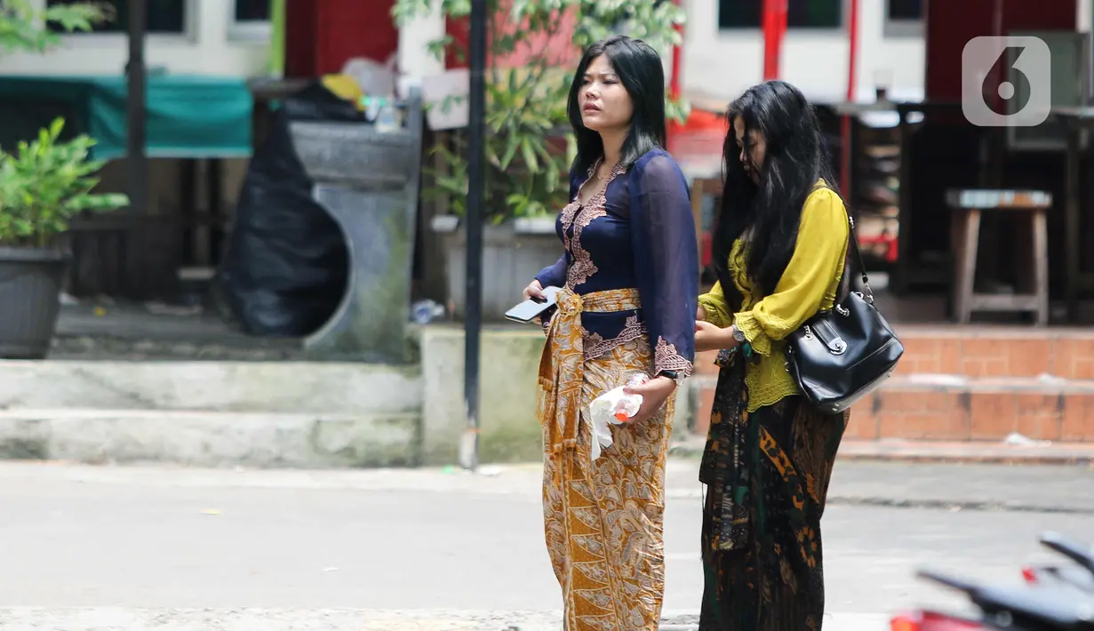 Para umat yang mendatangi pura ini kebanyakan merupakan pendatang berusia muda.  (Liputan6.com/Herman Zakharia)