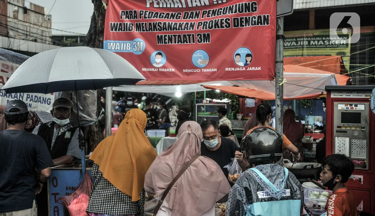 Warga membeli sajian untuk berbuka puasa atau takjil di Pasar Rawamangun, Jakarta Timur, Rabu (14/4/2021). Di masa pandemi, pengelola mewajibkan pedagang dan pembeli mengenakan masker guna mencegah penularan COVID-19. (merdeka.com/Iqbal S. Nugroho)