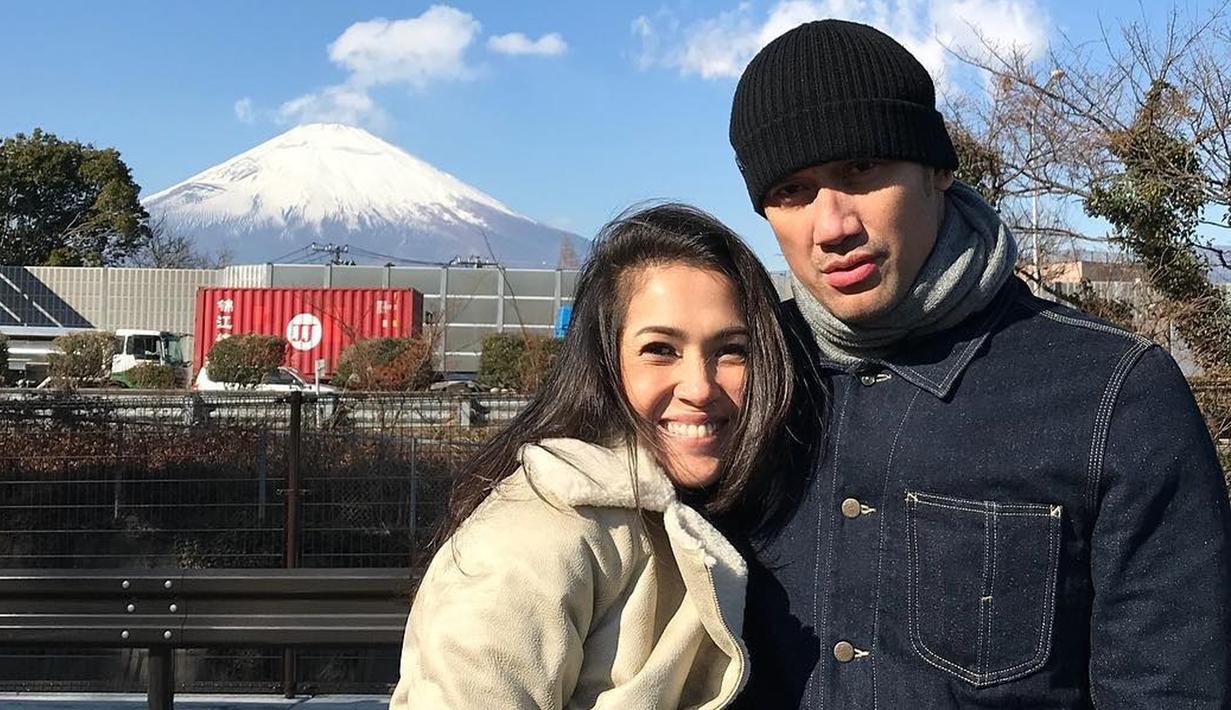 Aktor Tora Sudiro berfoto bersama istrinya, Mieke Amalia saat liburan keluarga di Jepang. Seperti pasangan muda, saat liburan Tora dan Mieke juga tidak lupa mengabadikan momen romantis mereka berdua sebagai suami-istri. (instagram.com/t_orasudi_ro)