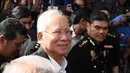 Ekspresi eks PM Malaysia Najib Razak saat tiba di Kantor Komisi Anti-Korupsi Malaysia (MACC) di Putrajaya, Malaysia, Kamis (24/5). MACC meminta Najib menjelaskan transfer mencurigakan bernilai USD 10,6 juta ke rekening bank pribadinya. (Mohd RASFAN/AFP)