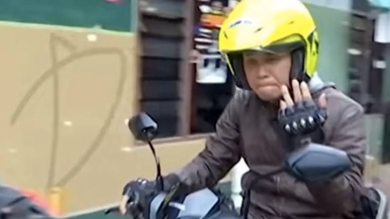 Tak Cuma Anak Mendiang Deddy Dores, 5 Artis Ini Juga Jadi Ojek Online