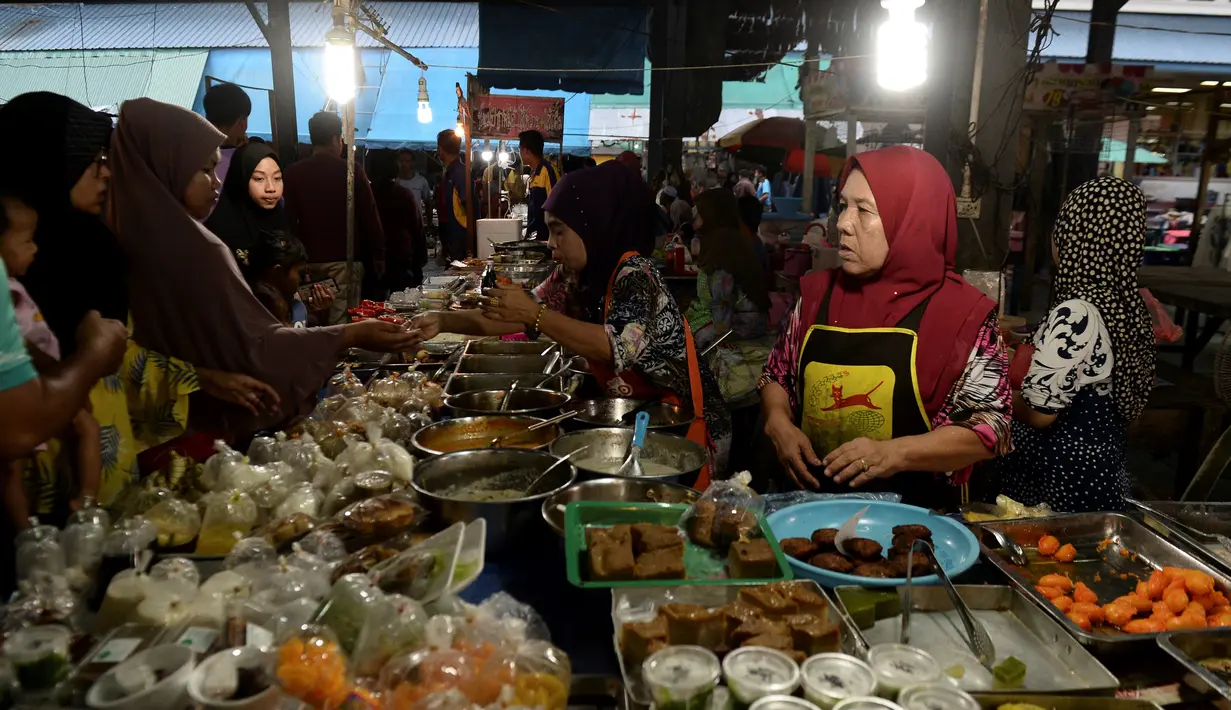 Warga muslim Thailand membeli makanan di pasar sebelum berbuka puasa selama bulan suci Ramadan di Narathiwat (7/5/2019). Umat muslim di seluruh dunia tengah menjalani puasa pada bulan ramadan. (AFP Photo/Madaree Tohlala)