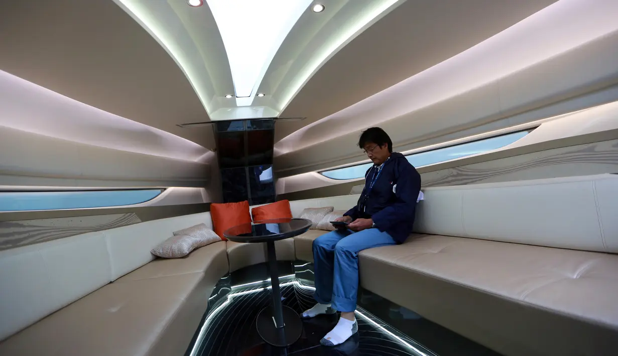 Tampilan interior dari kapal pesiar yang berkonsep mewah keluaran Lexus di sebuah dermaga di Tokyo, Jepang (26/5). Kapal ini berkapasitas enam hingga delapan orang penumpang dan memiliki panjang 12,7 meter serta lebar 3,86 meter. (AP Photo/Eugene Hoshiko)