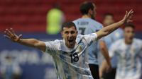 Pemain Argentina Guido Rodriguez merayakan golnya ke gawang Uruguay dalam laga Grup A Copa America di Stadion Nasional de Brasilia, Brasil, Sabtu, 19 Juni 2021. (AP Photo/Eraldo Peres)