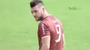 Marko Simic menyimak arahan pelatih saat sesi latihan jelang melawan Tampines Rovers Piala AFC 2018 di Lapangan ABC, Senayan, Jakarta (27/2/2018). Marko Simic menjadi menjadi salah satu andalan Persija musim 2018. (Bola.com/Nick Hanoatubun)