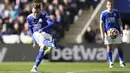 Pemain Leicester City James Maddison melakukan tendangan bebas yang berhasil diselamatkan saat melawan Arsenal pada pertandingan Liga Inggris di Stadion King Power, Leicester, Inggris, 30 Oktober 2021. Arsenal menang 2-0. (Zac Goodwin/PA via AP)