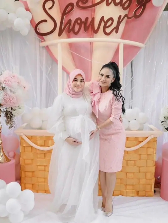 Tak ketinggalan, ibu kandung Aurel, Krisdayanti yang tampil cantik berbalut dress warna pink dengan aksen pita di salah satu sisi bahu. Untuk alas kakinya, penyanyi sekaligus anggota DPR ini memilih sepatu sparkling warna silver. (Instagram/aurelie.hermansyah).