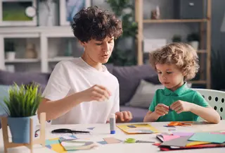 Dengan sedikit kreativitas, rumah dapat disulap menjadi tempat penuh petualangan yang membuat anak merasa sedang menikmati liburan sungguhan. (Foto/dok: Pexels/Vitaly Gariev)