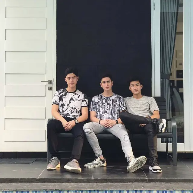 Kerap Main Sinetron Bareng, Ini 6 Potret Persahabatan Verrell Bramasta dan Anrez Adelio
