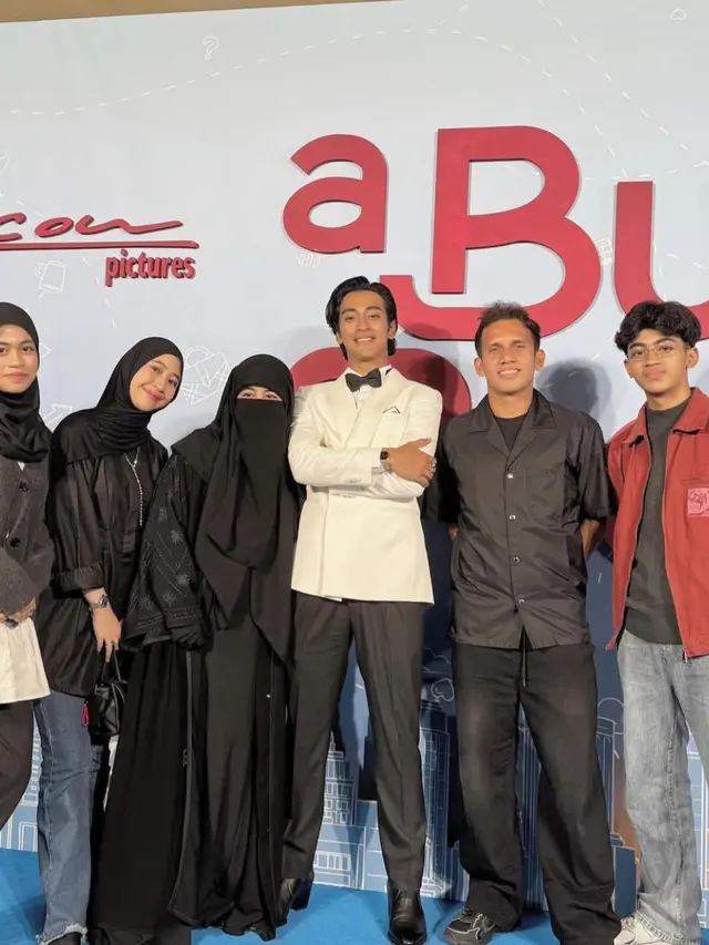 Umi Pipik Sampaikan Pesan Menyentuh  untuk Abidzar di Premiere 'A BUSINESS PROPOSAL'. (Instagram/_ummi_pipik_)