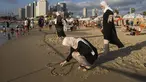 Warga Palestina menikmati hari di pantai saat perayaan Idul Adha, di Tel Aviv, Israel, Kamis, 29 Juni 2023. (AP Photo/Oded Balilty)