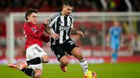 Manuel Ugarte dari Manchester United, kiri, berebut bola dengan Bruno Guimaraes dari Newcastle selama pertandingan Liga Inggris antara Manchester United dan Newcastle di Manchester, Inggris, Sabtu (27-12-2025) dini hari WIB. (AP Photo/Dave Thompson)