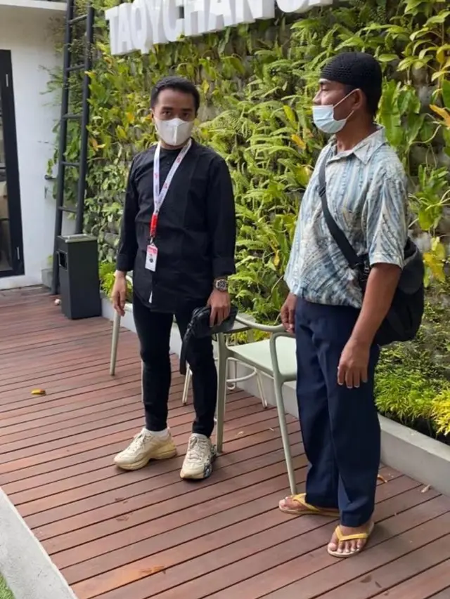 Taqy Malik pekerjakan kakek 60 tahun yang kelaparan karena mencari kerja di Jakarta