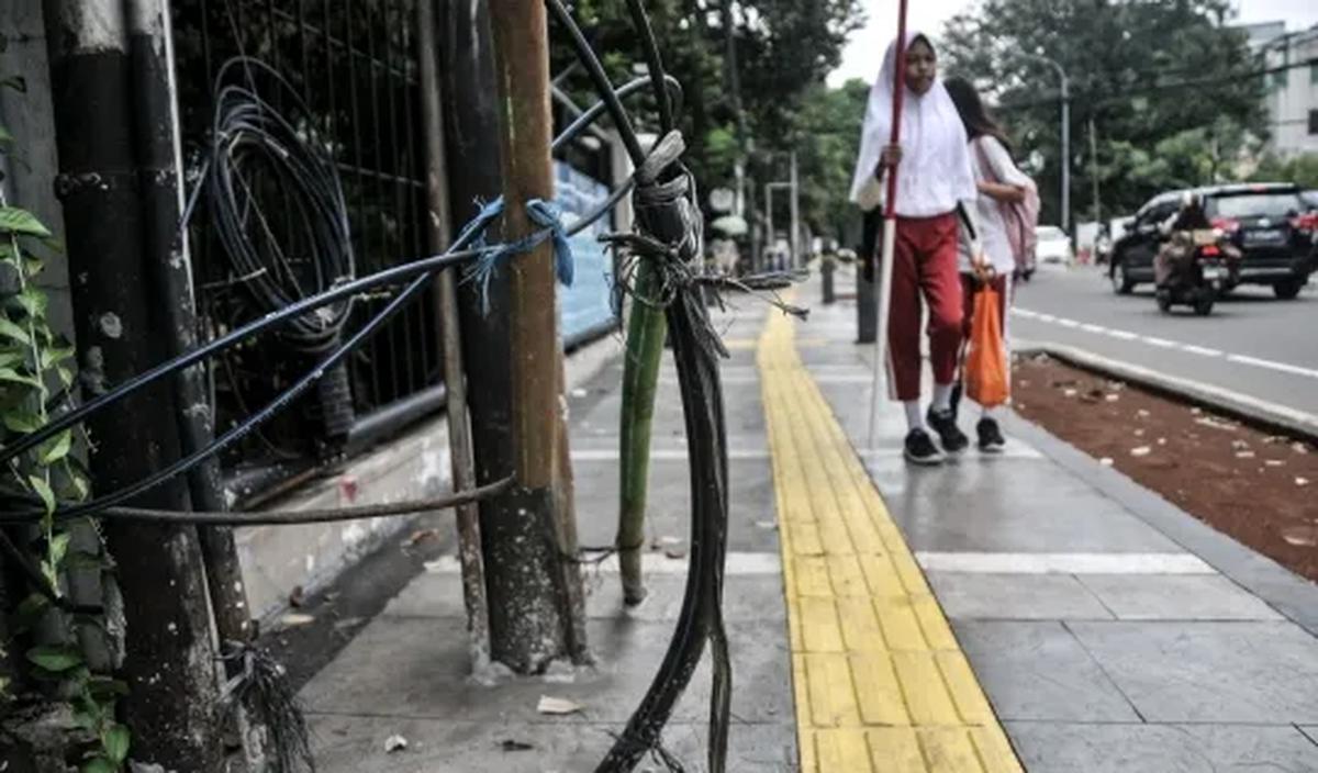 Pernyataan sama datang dari Ketua Fraksi Partai Gerindra DPRD DKI Jakarta Nurhasan. Dia meminta Pemprov DKI serius menata banyaknya kabel fiber optik yang kusut dan menjuntai.