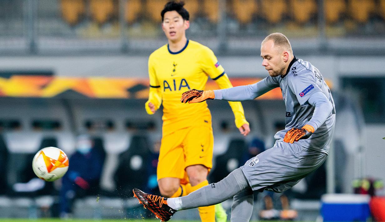 Penyerang Tottenham Hotspur, Son Heung-Min, saat menghadapi LASK pada laga lanjutan Liga Europa di Linzer Stadium, Jumat (4/12/2020) dini hari WIB. Tottenham bermain imbang 3-3 lawan LASK. (AFP/Georg Hochmuth/APA)