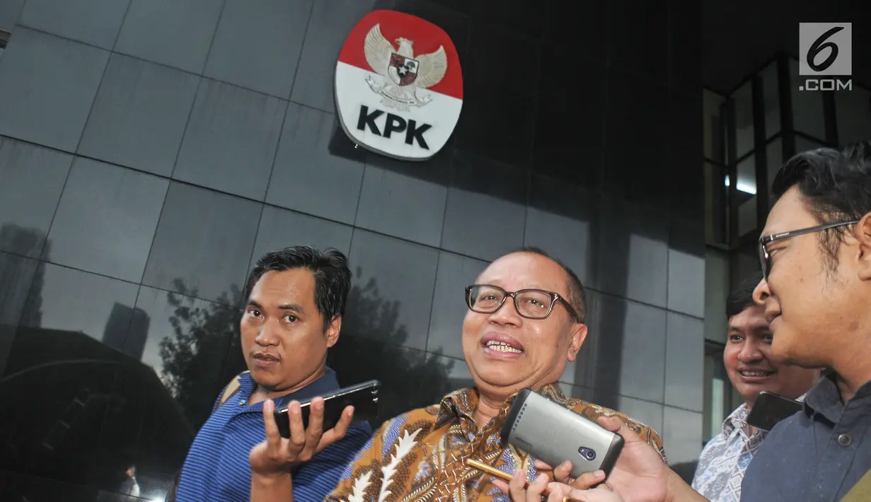 Dirut BPJS Ketenagakerjaan Agus Susanto menjawab pertanyaan wartawan di Gedung KPK, Jakarta, Rabu (21/2). Permintaan pengawalan dana Rp 320 T ke KPK oleh BPJS Ketenagakerjaan agar uang itu ada di jalur yang benar. (Liputan6.com/Herman Zakharia)