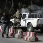 Polisi Afghanistan berjaga di lokasi ledakan bom magnet di Kabul. (Reuters/Omar Sobhani)
