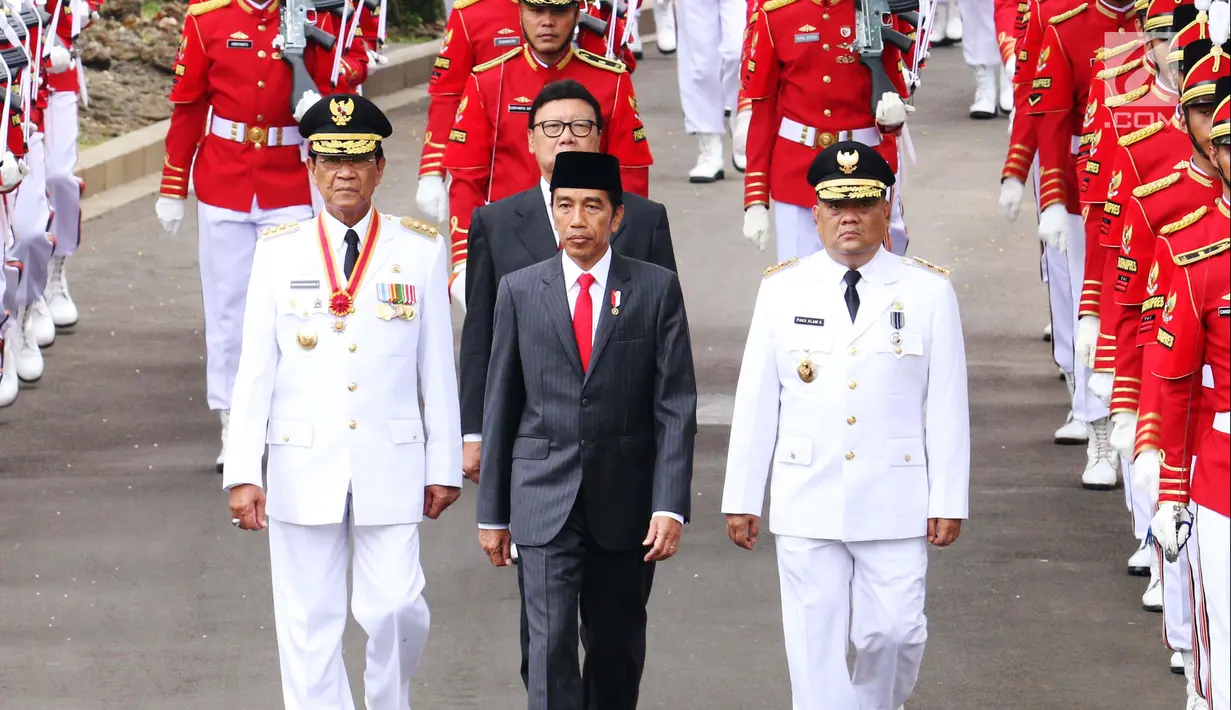 Presiden Joko Widodo (tengah), Gubernur DIY Sri Sultan Hamengku Buwono X (kiri) dan Wakil Gubernur DIY, KGPAA Paku Alam IX (kanan) kirab menuju Istana Negara, Jakarta, Selasa (10/10). (Liputan6.com/Angga Yuniar)