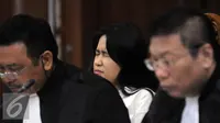 Ekspresi lelah Jessica Wongso saat kembali sidang di PN Jakarta Pusat, Kamis (25/8). Sidang lanjutan kasus pembunuhan Wayan Mirna Salihin ,Jaksa Penuntut Umum (JPU) menghadirkan ahli toksikologi, I Made Agus Gelgel Wirasuta. (Liputan6.com/Helmi Afandi)