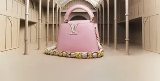 Pertama, ada koleksi tas Capucines Mini Blossom Chain Rose Jasmine White Yellow, sempurna untuk keluarga maupun klien kerja.  [Dok/Louis Vuitton]