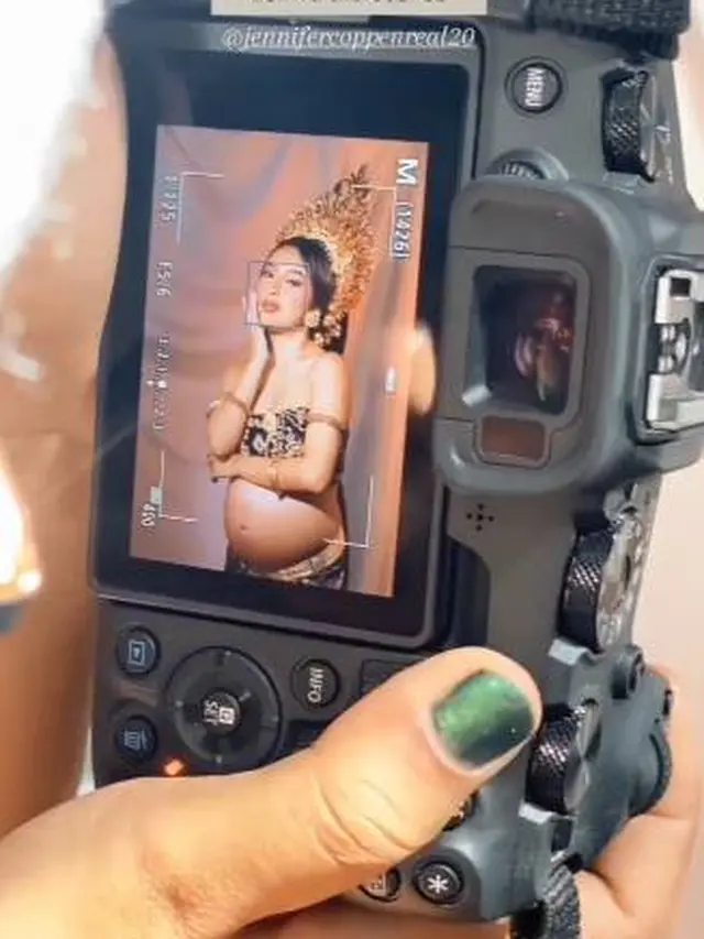 7 Maternity Shoot Jennifer Coppen Bareng Dali Wassink dengan Busana Adat Bali