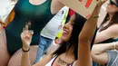 Soerang wanita berunjuk rasa di pantai Mediterania Israel Tel Aviv (4/5). Mereka memprotes budaya pemerkosaan dan pelecehan seksual yang ditujukan pada wanita. (AFP Photo/Jack Guez)