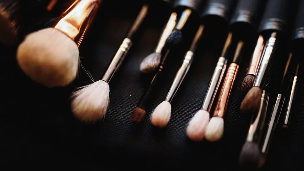 Membedakan mana kuas foundation dan kuas concealer mungkin mudah, tetapi bagaimana dengan membersihkannya?&nbsp;