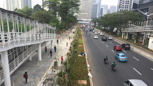 Trotoar baru di Jalan Jenderal Sudirman, Jakarta. (Liputan6.com/Radityo Priyasmoro)