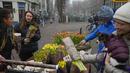 Warga mendapatkan buket tulip di Amsterdam, Belanda, Sabtu (15/1/2022). Toko-toko di seluruh Belanda dengan hati-hati dibuka kembali setelah berminggu-minggu penguncian virus corona. (AP Photo/Peter Dejong)