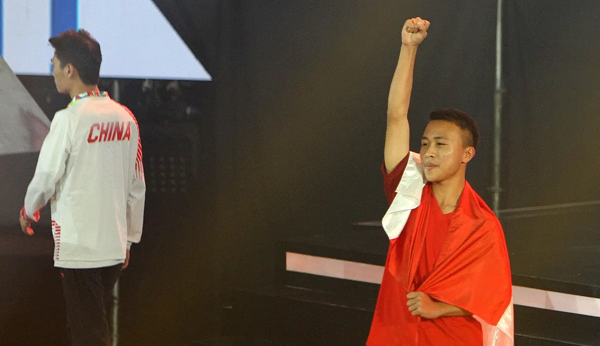 Pemain Indonesia, Sumarandak Ridel alias BenZerRidel (kanan) mengepalkan tangan saat berhasil meraih medali emas di nomor Clash Royale eSports Asian Games 2018 di Britama Arena Jakarta, Senin (27/8). (ANTARA FOTO/INASGOC/Ady Sesotya)