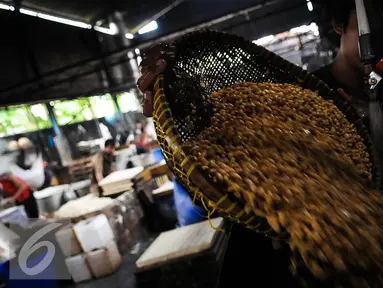 Suasana pabrik pembuatan tahu di kawasan Duren Tiga, Jakarta, Kamis (6/10). Perajin tahu dan tempe mengeluhkan kenaikan harga kedelai impor dalam satu bulan terakhir. (Liputan6.com/Faizal Fanani)