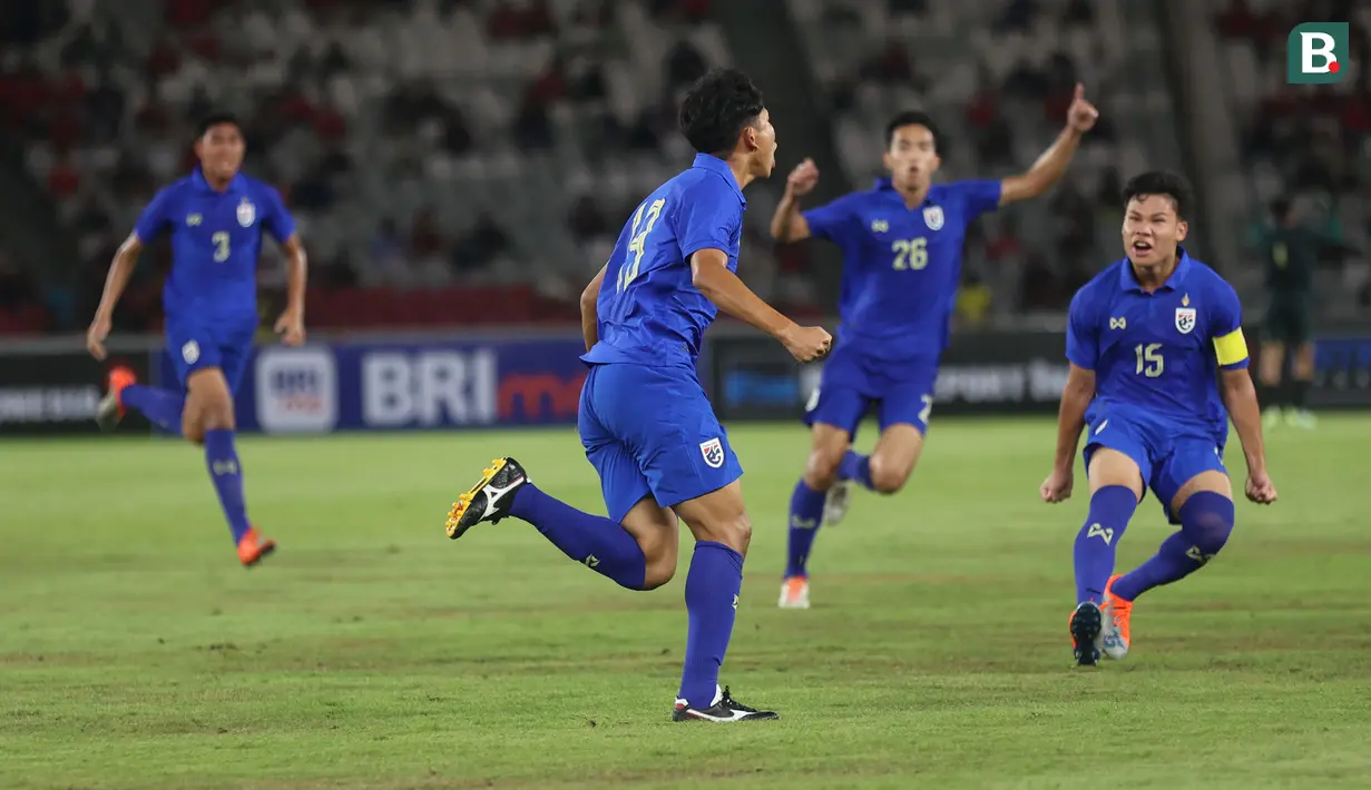 <p>Selebrasi striker Timnas Thailand U-20, Paripan Wongsa (tengah) setelah mencetak gol penyeimbang 1-1 ke gawang Indonesia U-20 pada laga uji coba internasional di Stadion Utama Gelora Bung Karno (SUGBK), Senayan, Jakarta, Jumat (26/1/2024) malam WIB. (Bola.com/M Iqbal Ichsan)</p>