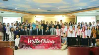Sebanyak 20 mahasiswa China ditemani dengan 20 mahasiswa terpilih Indonesia berkunjung ke sejumlah tempat di Indonesia dalam sepekan. (Liputan6.com/Citra Dewi)