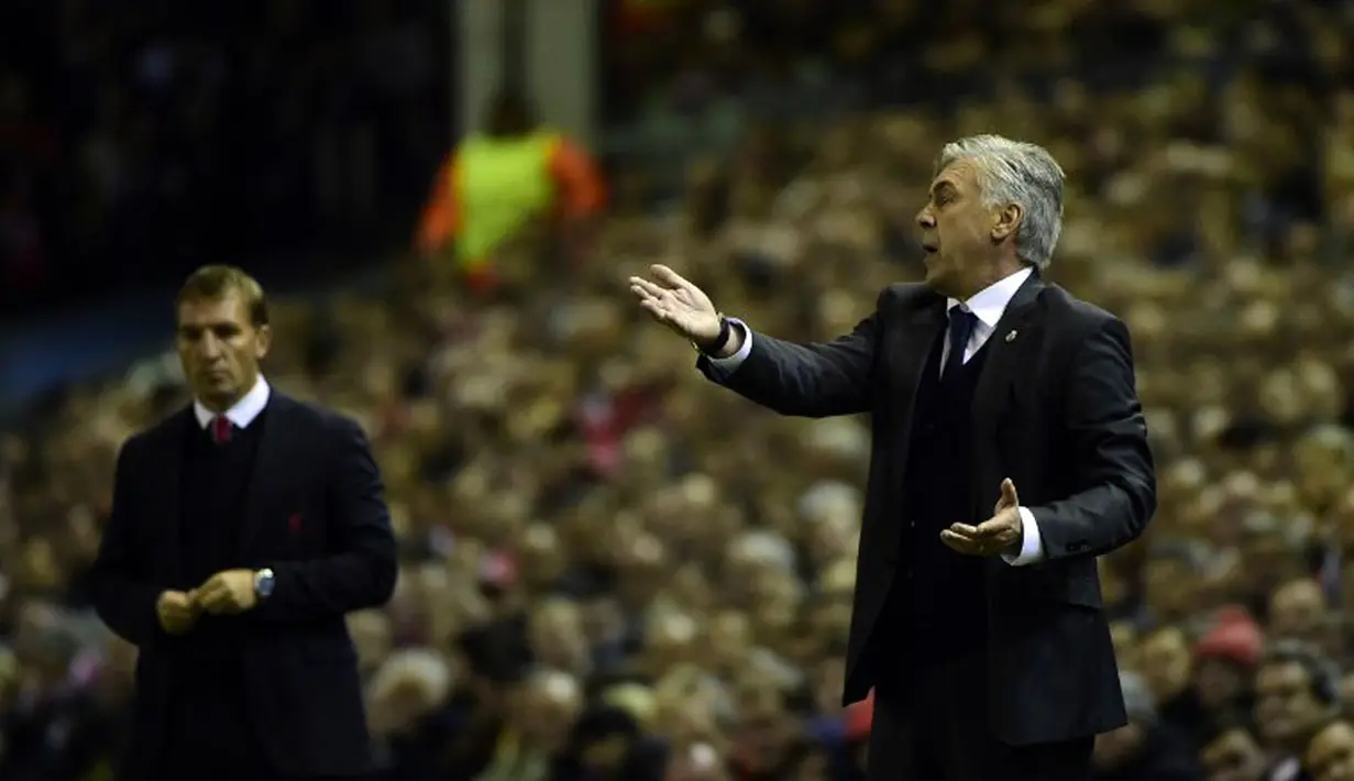 Pelatih Real Madrid, Carlo Ancelotti (kanan) memberikan arahan pada timnya saat berlaga kontra Liverpool pada laga Liga Champions Grup B di Stadion Anfield, (23/10/2014). (AFP PHOTO/Pierre-Philippe Marcou)