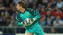 1. Edwin van der Sar - Kiper asal Belanda ini tak tergantikan di bawah mistar gawang Manchester United Periode 2005-2011. Selama membela MU, ia telah mempersembahkan trofi Premier League, Liga Champions hingga Piala Dunia antar klub. (AFP/Christof Stache)