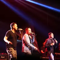 Konser 90’s Festival yang menampilkan boyband Coboy yang digawangi oleh Gilbert Patiruhu, Ferry, Ponco Buwono dan Ali Mustafa seakan mengobati kerinduan para pecinta musik 90-an. (Nurwahyunan/Bintang.com)