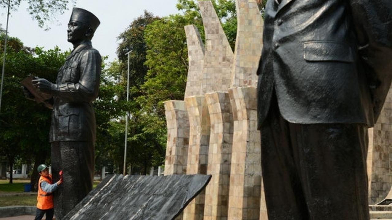 Sucikan Hari Kemerdekaan, patung Soekarno-Hatta dibersihkan